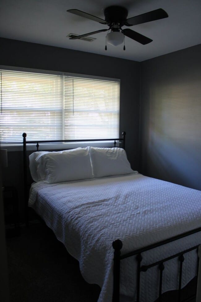 Photo - 3 bed 2 bath 2 car garage near campus.