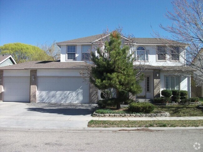 Building Photo - Beautiful Home with Amazing Backyard!