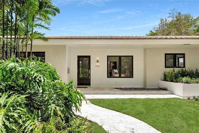 Photo - 950 Bayamo Ave