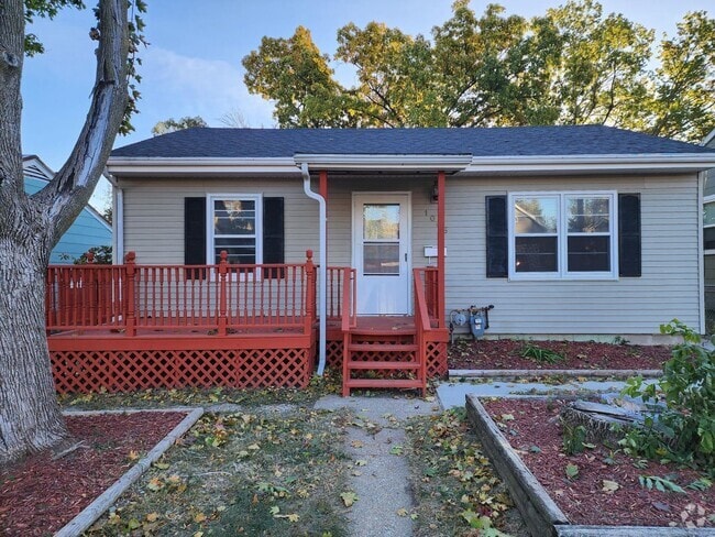 Building Photo - 2 Bedroom house with a carport!