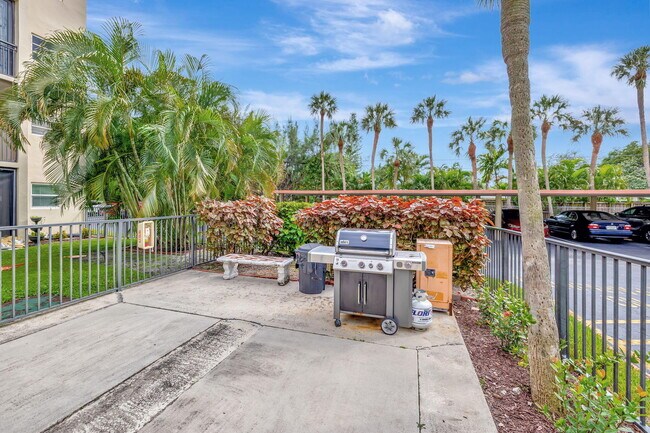 Photo - 2350 NE 14th Street Causeway Unidad 701