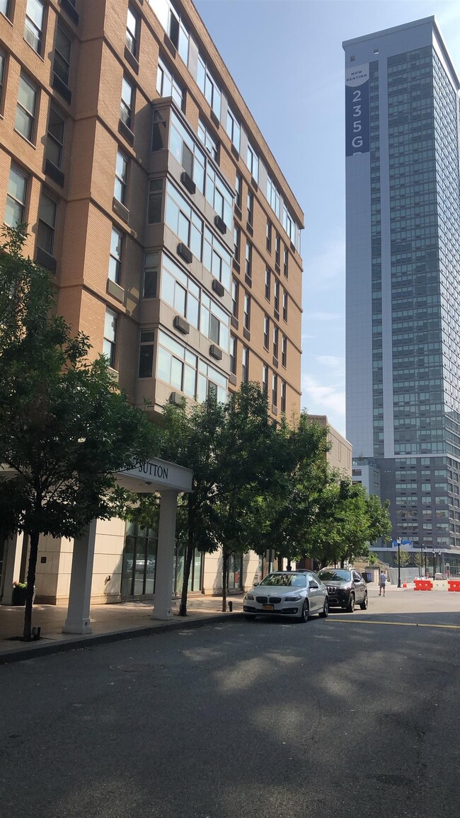 Building Photo - 10 Regent St Unit #516