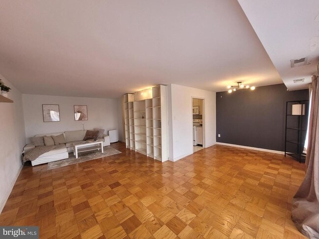 Building Photo - 3101 S Manchester St Unit 512