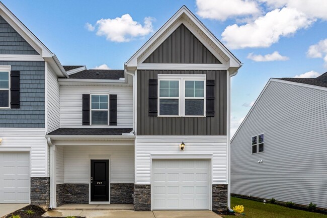 Building Photo - STUNNING TOWNHOME IN BLYTHEWOOD