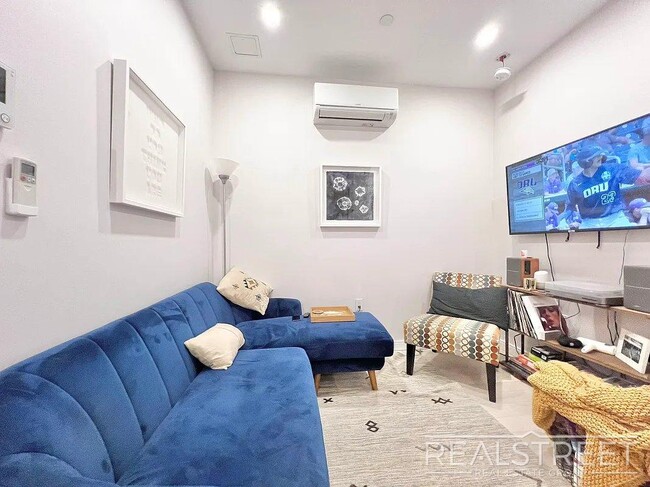 Building Photo - Kent Ave