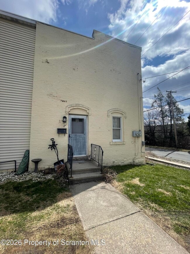 Building Photo - 715 Mill St