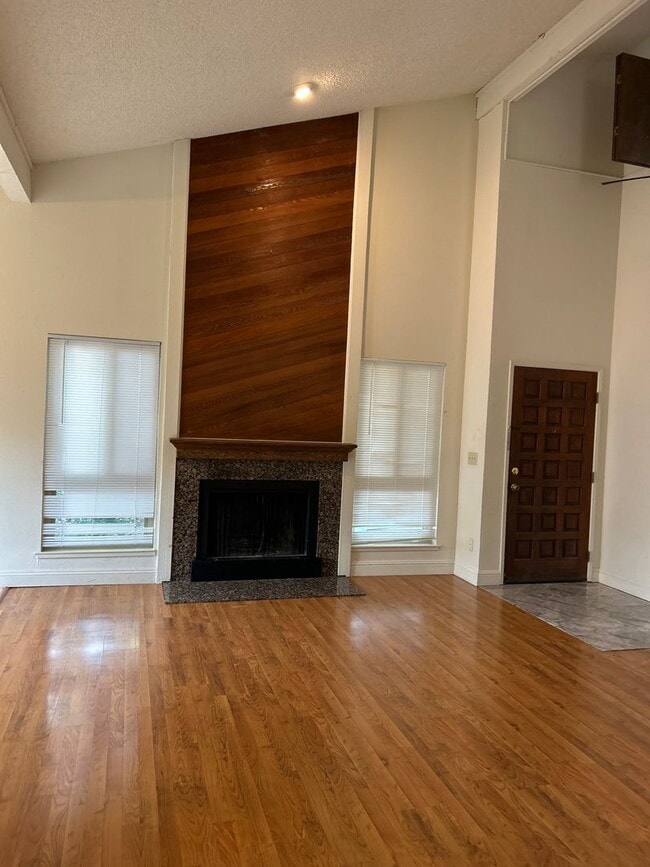 Building Photo - Desirable 3 bedroom 2 bath condo