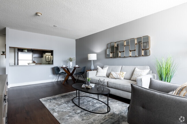 1BR, 1BA - 677SF - Dining/Living Room