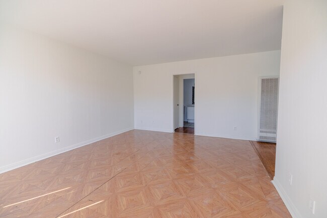 8800 Cedros Ave Unit 221