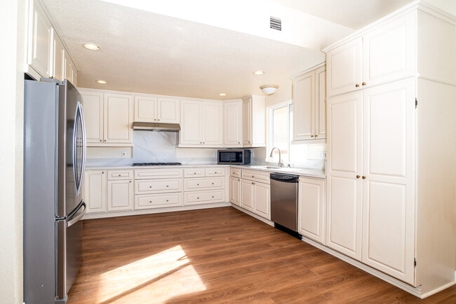 Photo - 1908 Broadway St