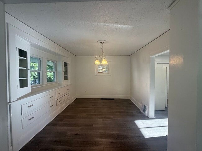 Photo - 560 Lovers Ln
