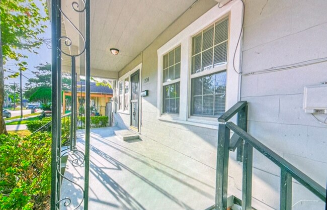 Photo - 208 W Lobit Ave