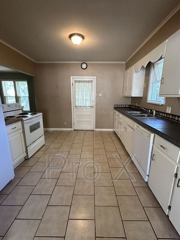 Photo - 601 E 9th St