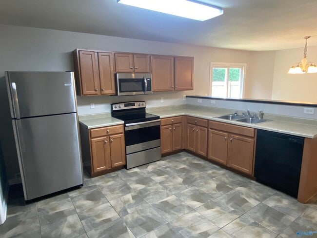 208 Whitestone Dr NE