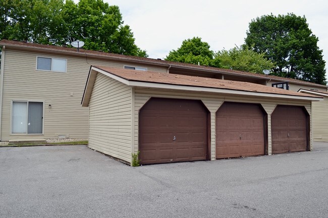 Garajes Cherry Street y White Oak - 200-210 W Wesley Dr