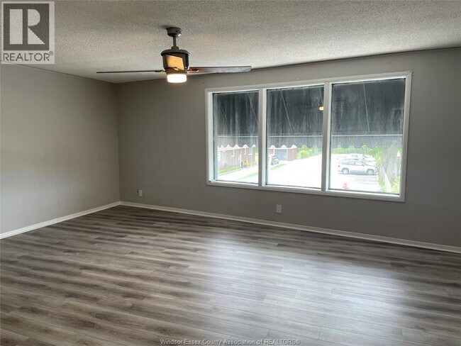 Photo - 12129 Tecumseh Rd E