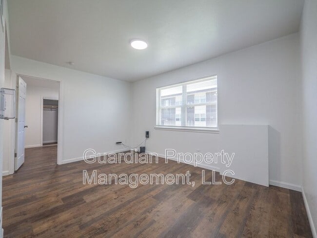 Photo - 1121 N College Dr