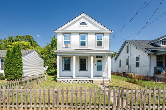 Building Photo - 3 Bedroom/1.5 Bath Northside Home ***Avail...