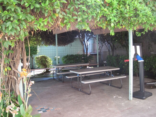 Photo - Canoga Plaza Apartments