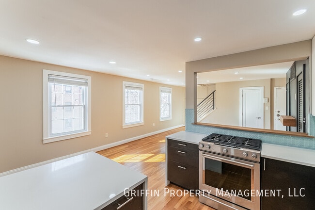 Photo - 2123 Young St SE