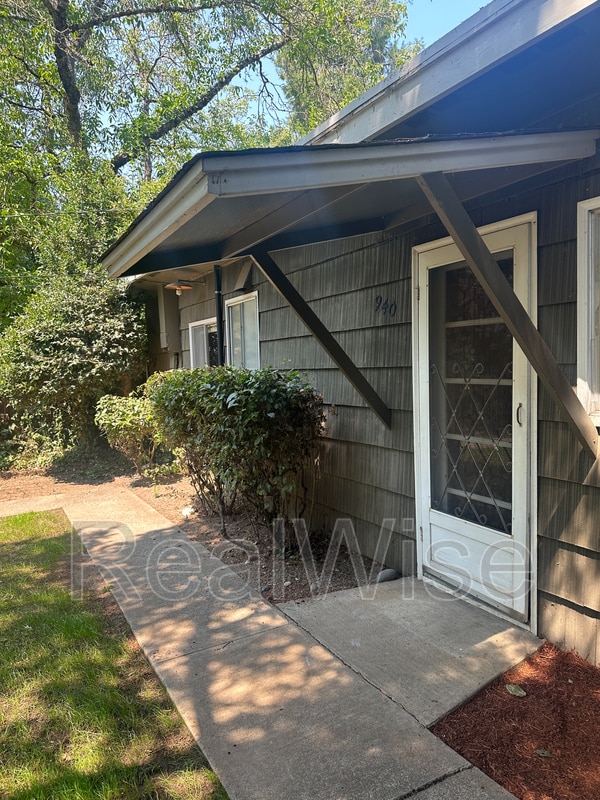 Photo - 940 SE N St