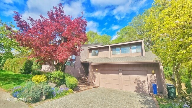 Building Photo - Beautiful Remodeled 4 Bedroom and 2.5 Bath... Rental