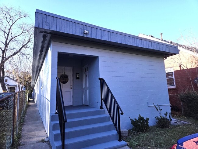 Building Photo - 2224 Marshall Ave Unit C