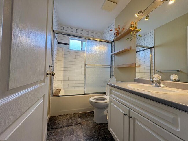 Photo - 3 bedroom in Coquitlam BC V3E 3B2