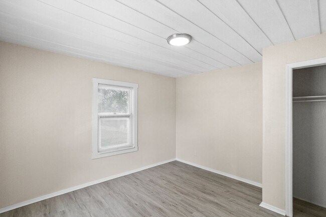 Photo - 935 Union St S Unidad Rear Upper