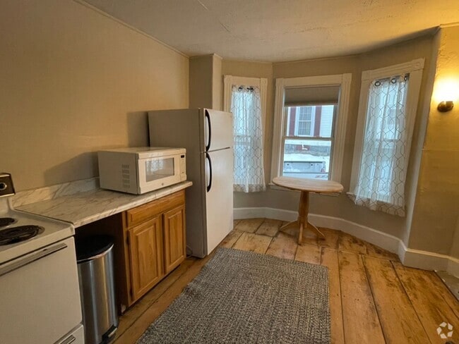 Building Photo - 46 Dummer St Unit 1 Rental