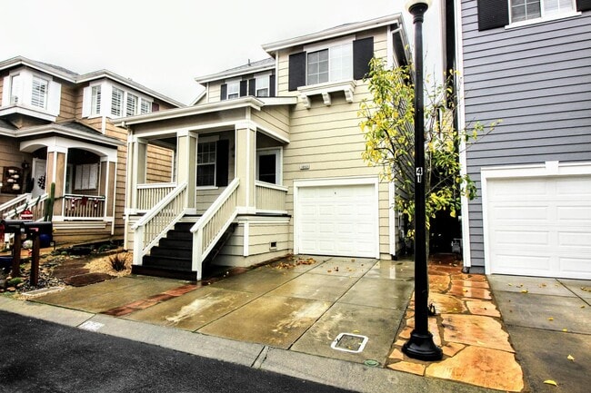 Building Photo - 2 Bedroom 2.5 Bath Home in Petaluma