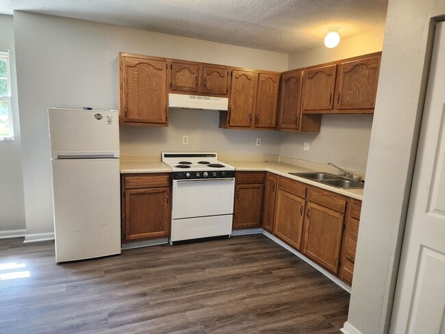 Building Photo - 1160 E 8th St Unit Apartment 1