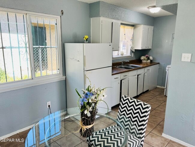 Photo - 8921 Kenneth St