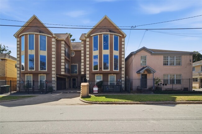 Building Photo - 1316 Cleburne St Unit B