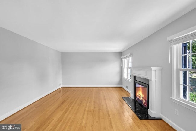 Building Photo - 3548 N Valley St Rental