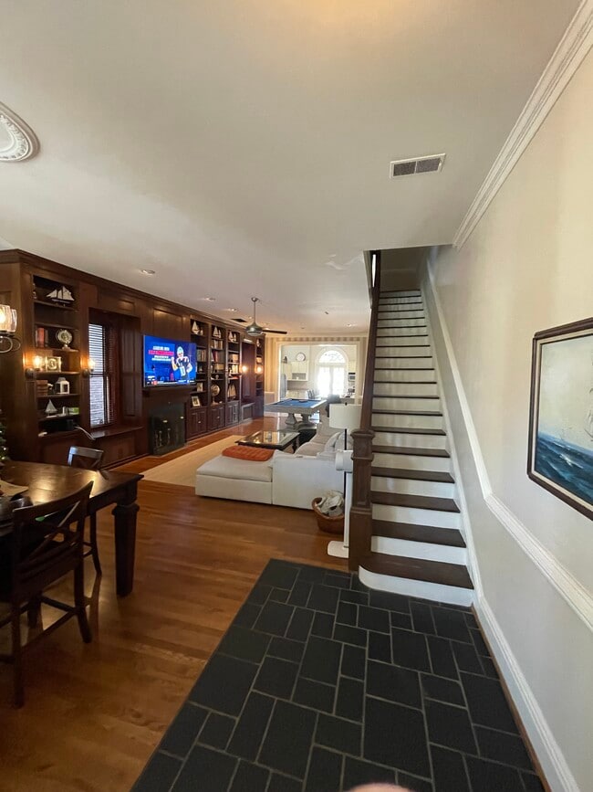 Building Photo - 2314 Stuart Ave