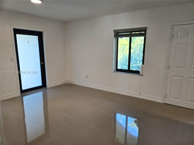 Photo - 323 SW 31st Ct Unidad 1