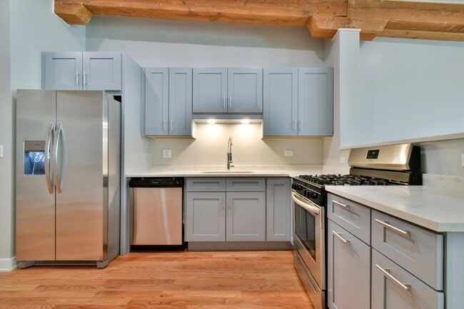 Photo - 25 W Hubbard St