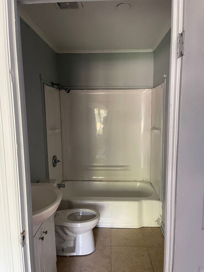 Photo - 405 W 76th St