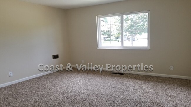 Building Photo - Lovely South Salinas Home!