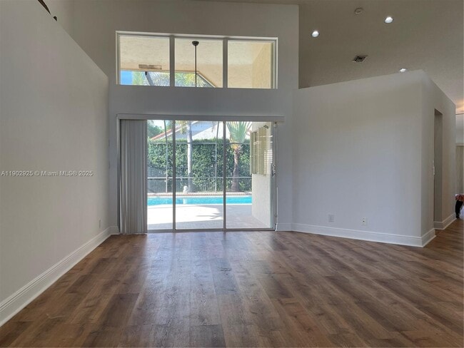 Photo - 785 Heron Rd