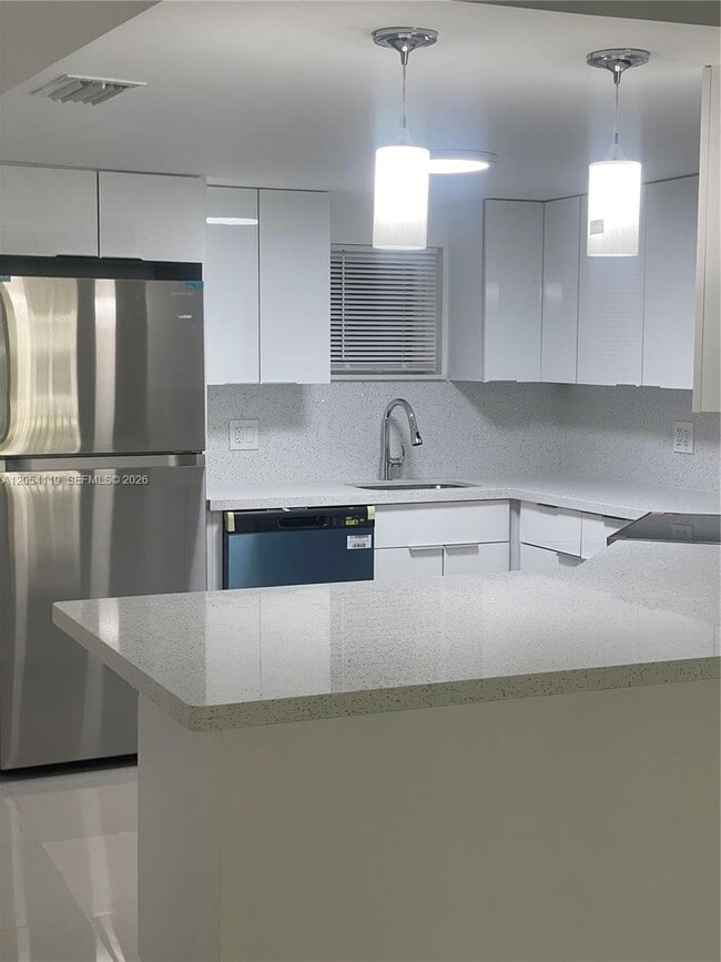 Building Photo - 8225 Lake Dr Unit 104