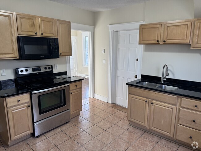 Building Photo - 128 Pleasant St Unit 3 Rental