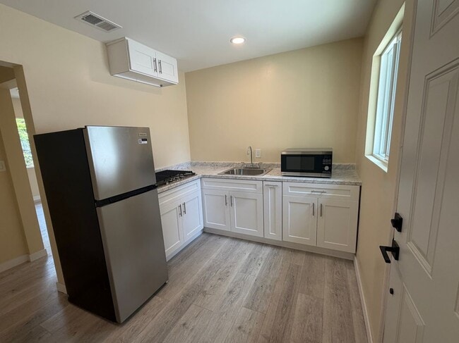 Photo - 7912 White Oak Ave Unidad B