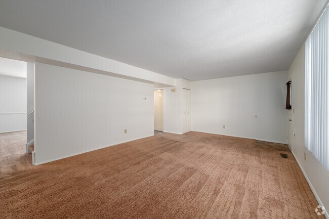 3 habitaciones, 1,5 baños, 120 metros cuadrados, sala de estar - Cambridge Court Townhomes