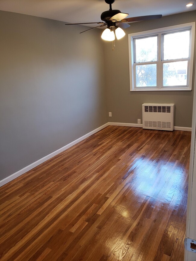 Dormitorio tamaño queen con luz natural - 761 E 101st St Unidad #1