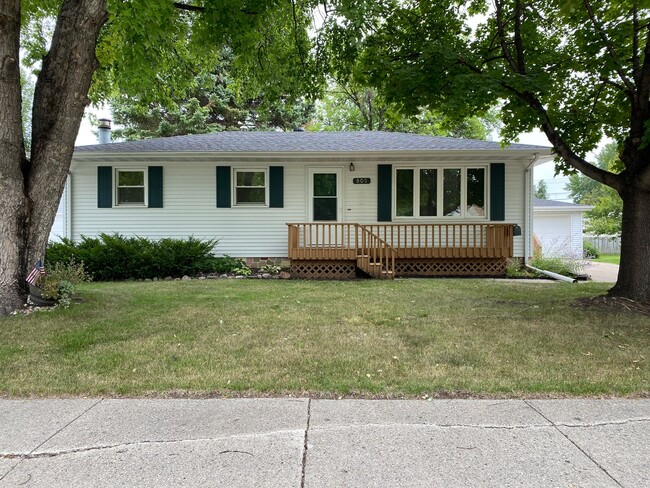 3 Bed 2 Bath House Available! Near UND, Do... - 3 Bed 2 Bath House Available! Near UND, Do...