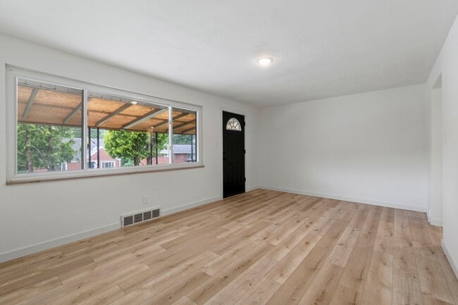 133 S Joslyn Dr