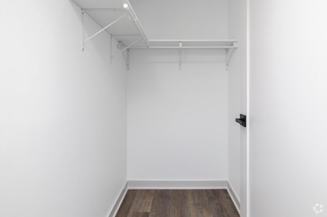 1BR, 1BA - 660SF - Walk In Closet