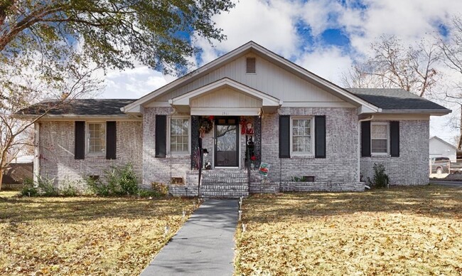 Charming 3 Bedroom, 2 Bathroom Home in Dec... - Charming 3 Bedroom, 2 Bathroom Home in Dec...